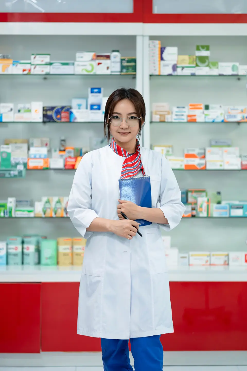 Farmacêutica no balcão de uma farmácia