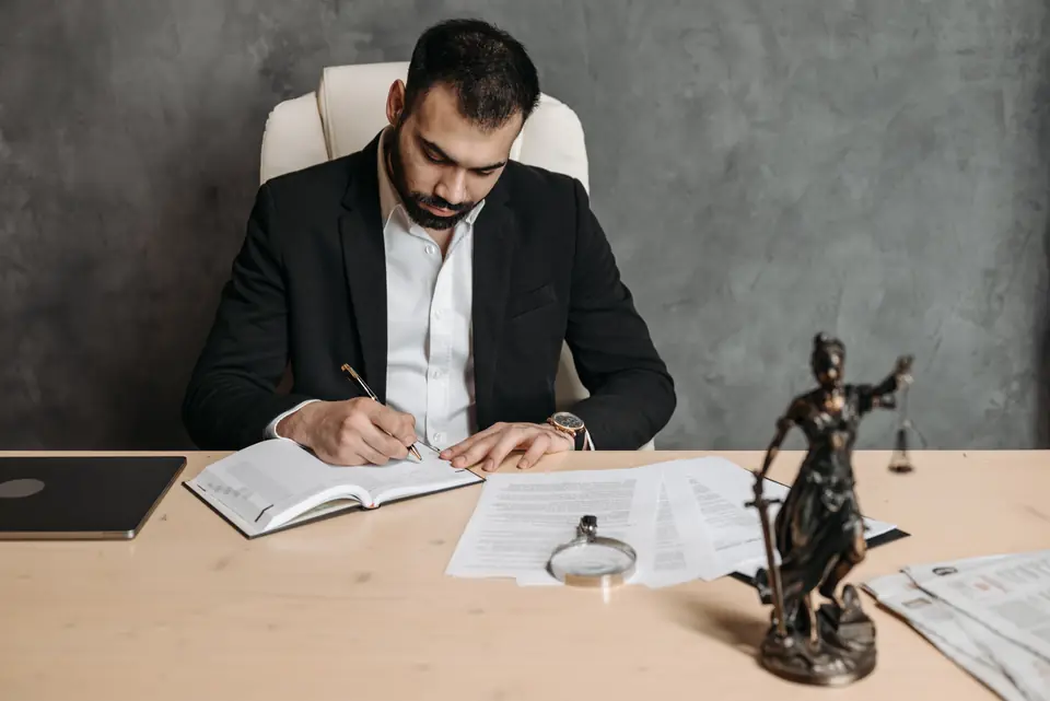 Abogado firmando un contrato