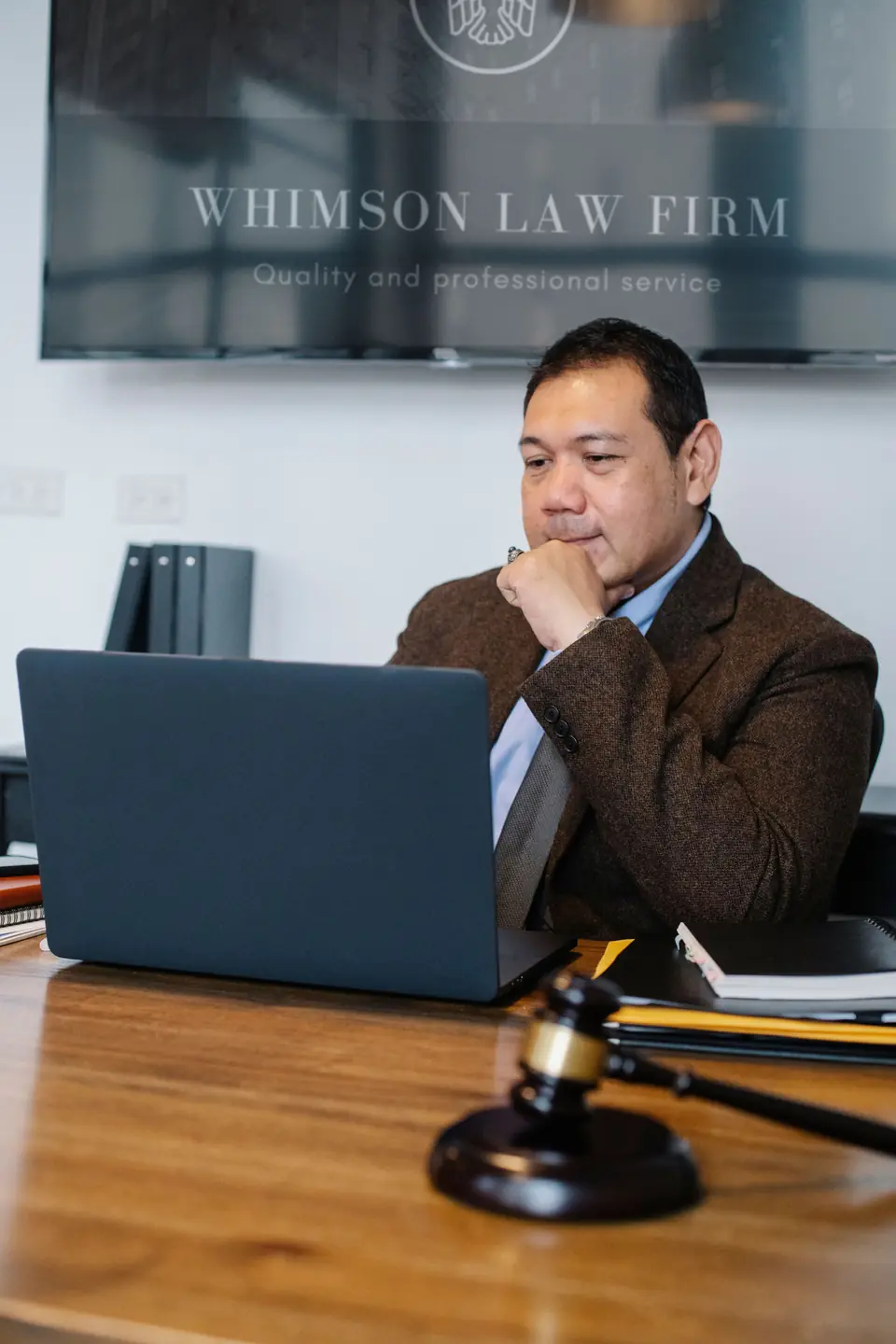 Abogado trabajando en su laptop