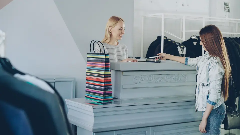 Colaboradora en la caja de una tienda